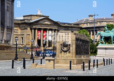 Le Cénotaphe de Liverpool triplex avec le Walker Art Gallery à l'arrière, Liverpool, Merseyside, England, UK, Europe. Banque D'Images