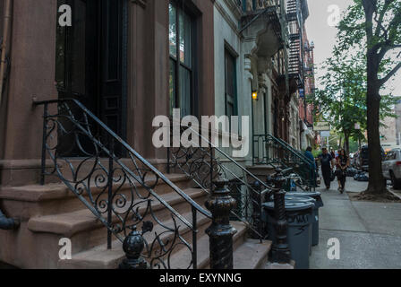 New York City, NY, USA, East Village Street Scenes, Manhattan District , Brown Stone Apartment Buildings on Saint Marks PL. Marché de location New York Banque D'Images