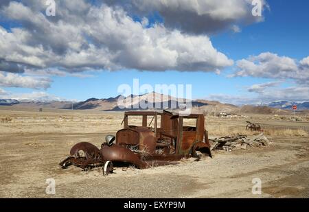 Très vieille épave de voiture abandonnée au Nevada Banque D'Images