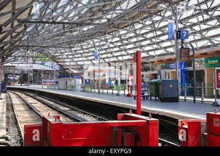 Afficher le long de sept plate-forme dans la gare de Lime Street, Liverpool, Merseyside, England, UK, Europe de l'Ouest. Banque D'Images