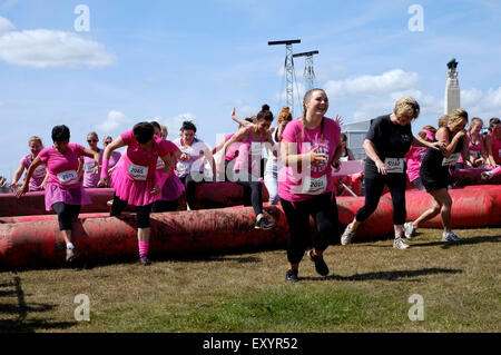 Les concurrents participent à la course 5k pour la vie dans la boue de l'aide cancer research uk en Angleterre southsea hampshire juillet 2015 Banque D'Images