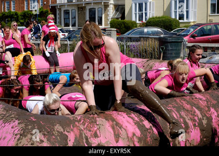 Les concurrents participent à la course 5k pour la vie dans la boue de l'aide cancer research uk en Angleterre southsea hampshire juillet 2015 Banque D'Images