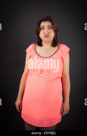 Belle femme faisant des expressions différentes dans différents ensembles de vêtements : fatigué Banque D'Images