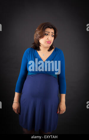 Belle femme faisant des expressions différentes dans différents ensembles de vêtements : fatigué Banque D'Images
