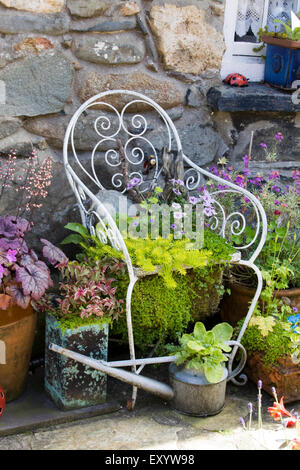 Chaise de jardin décoré de fleurs dans un pays Chalet jardin Banque D'Images