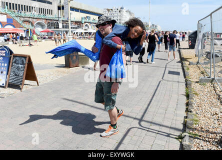 Brighton UK Samedi 18 juillet 2015 - Des centaines de personnes prennent part à la Marche des sirènes le long de la front de mer de Brighton qui soulève l'argent pour le monde de l'Alliance de cétacés Banque D'Images