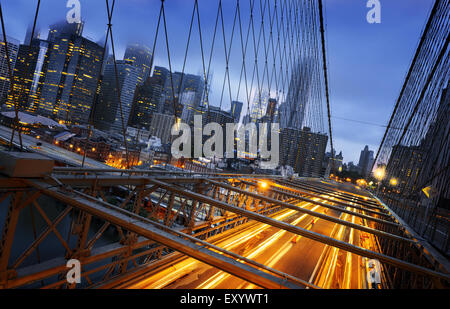 New York City - beau lever de soleil au-dessus de Manhattan et le pont de Brooklyn, États-Unis Banque D'Images