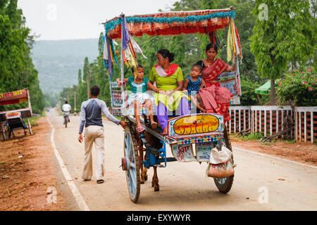 Un tanga (véhicule de location tiré par un cheval) transportant des passagers à Rajgir, Bihar, Inde. Banque D'Images