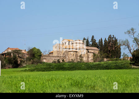 Cruilles. Sant Miquel de Cruilles. Eglise et monastère bénédictin consacré au 11e siècle. Banque D'Images