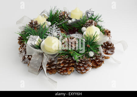 Couronne de Noël vert décoré avec des arcs et des bougies cônes Banque D'Images