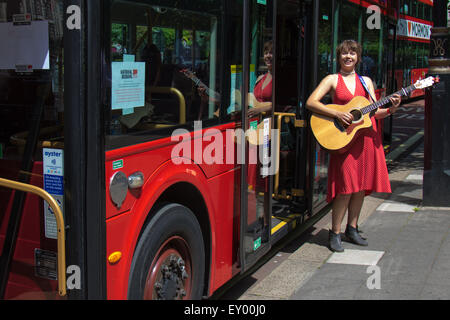 Londres, 18 juillet 2015. Busker Emily Lee Southbank ordinaire chante des chansons de son récent EP 'Don't Forget To Love' sur le bus de la rue dans le cadre de l'Busk dans London Festival visant à mettre en valeur le talent exceptionnel de bon nombre des artistes de rue les plus raffinés de la capitale, y compris, des musiciens, des magiciens, des statues vivantes jongleurs et les bandes. Crédit : Paul Davey/Alamy Live News Banque D'Images