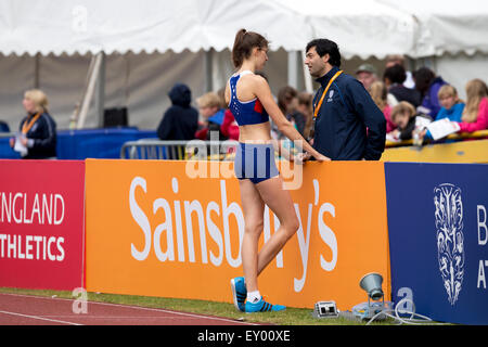 Isobel POOLEY parler à coach Fuzz AHMED Women's Saut en hauteur, 2014 championnats britanniques Sainsbury's Alexander Stadium Birmingham UK Banque D'Images