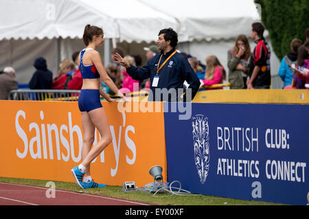 Isobel POOLEY parler à coach Fuzz AHMED Women's Saut en hauteur, 2014 championnats britanniques Sainsbury's Alexander Stadium Birmingham UK Banque D'Images