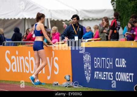 Isobel POOLEY parler à coach Fuzz AHMED Women's Saut en hauteur, 2014 championnats britanniques Sainsbury's Alexander Stadium Birmingham UK Banque D'Images