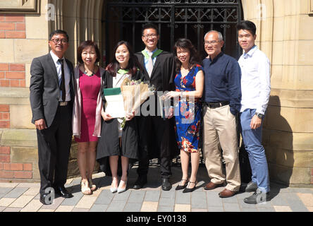 Le jour de la remise des diplômes à l'Université de Leeds étudiants asiatiques célébrer avec les membres de la famille Banque D'Images