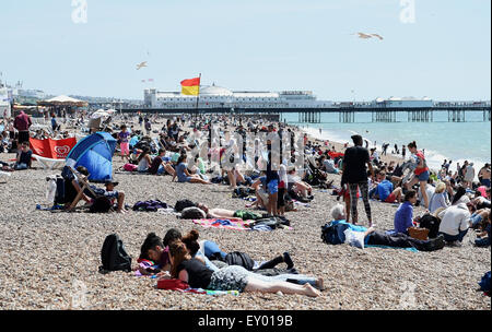 Brighton UK Samedi 18 juillet 2015 - La plage de Brighton est emballé cet après-midi que les gens apprécient le beau temps Crédit : Simon Dack/Alamy Live News Banque D'Images