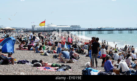 Brighton UK Samedi 18 juillet 2015 - La plage de Brighton est emballé cet après-midi que les gens apprécient le beau temps Crédit : Simon Dack/Alamy Live News Banque D'Images