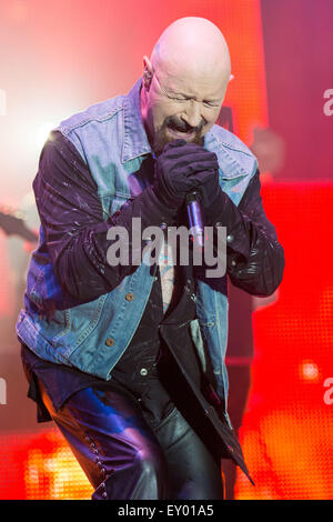 Oshkosh, Wisconsin, USA. 16 juillet, 2015. Chanteur Rob Halford de Judas Priest se produit sur scène avec son groupe à la Rock USA music festival à Oshkosh, Wisconsin Crédit : Daniel DeSlover/ZUMA/Alamy Fil Live News Banque D'Images