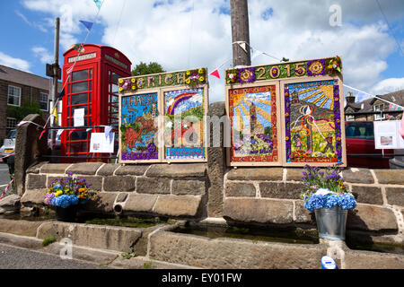 Place du marché, Crich, Derbyshire, Royaume-Uni 18 Juillet 2015. La première jamais bien s'habiller dans le Derbyshire, village de Crich. Bien s'habiller est une tradition populaire dans le Derbyshire, mais c'est la première année Crich a participé à bien s'habiller. L'origine de bien s'habiller résiderait dans la tradition païenne ou en rendant grâce pour la pureté de l'eau tirée des puits au cours du temps, de la mort noire. Il est censé pour avoir commencé dans le Derbyshire, village de Tissington en 1349. Credit : Mark Richardson/Alamy Live News Banque D'Images