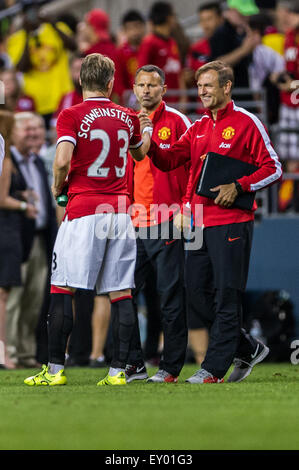 Seattle, USA. 17 juillet, 2015. Bastian Schweinsteiger Manchester entraîneur gardien donne Frans Hoek (R) et l'entraîneur adjoint, Ryan Giggs (C) un taux de cinq ans pendant un match amical entre Manchester United et le Club America au siècle Lien Field à Seattle, USA, 17 juillet 2015. Photo : Wilson Tsoi/dpa/Alamy Live News Banque D'Images