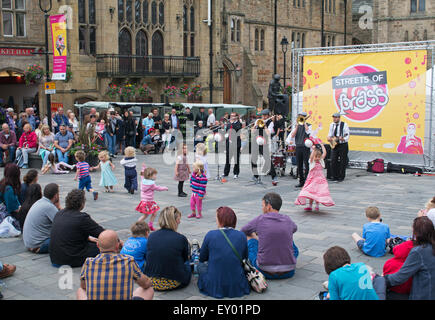 La ville de Durham, Royaume-Uni. 18 juillet 2015. Les enfants de la danse comme Vibration Trombone allemand jouer devant une grande foule à Durham City market place. Rues de festival en laiton. (C) l'imagerie de Washington/Alamy Live News Banque D'Images