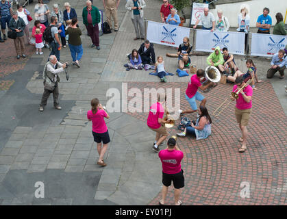 La ville de Durham, Royaume-Uni. 18 juillet 2015. British band Brass Oompah entourent un membre de l'assistance près de Durham City's Boathouse . Rues de festival en laiton. (C) l'imagerie de Washington/Alamy Live News Banque D'Images