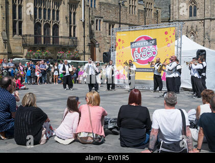 La ville de Durham, Royaume-Uni. 18 juillet 2015. Groupe folklorique sicilienne Ottani Animati jouer devant une grande foule à Durham City market place. Rues de festival en laiton. (C) l'imagerie de Washington/Alamy Live News Banque D'Images