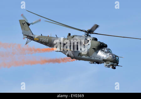 Le Mil Mi-24V/Mi-35 exploité par l'Armée de l'air tchèque afficher Au RIAT 2015, Fairford, UK. Crédit : Antony l'ortie/Alamy Live News Banque D'Images