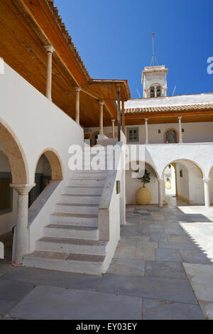 Cour du monastère dans la ville de Hydra Banque D'Images