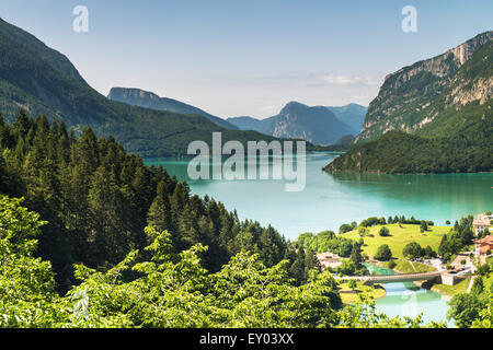 Le Lac de Molveno, élu plus beau lac en Italie en 2015 Banque D'Images