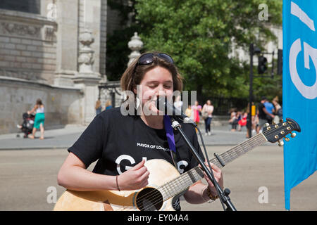 London, UK,18 juillet 2015, Issy joue de la guitare par St Paul's sur la rue Nationale da Crédit : Keith Larby/Alamy Live News Banque D'Images