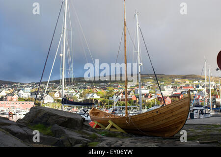 Bateau à rames traditionnelles dans torshavn capitale des îles Féroé Banque D'Images