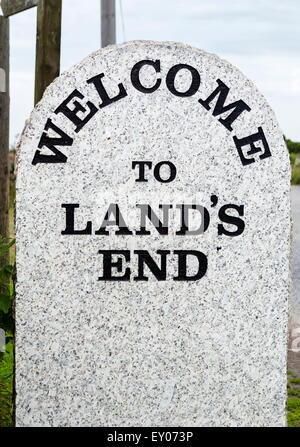 Marqueur Bienvenue à Land's End, Cornwall, England, UK Banque D'Images