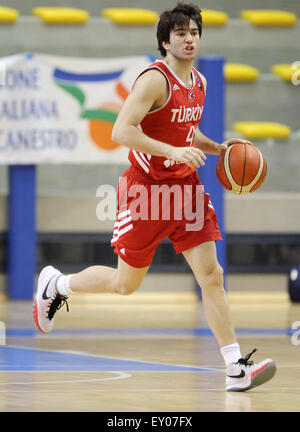 Lignano, Italie. 18 juillet, 2015. Berk de la Turquie au cours de la demi-finale de basket-ball Ugurlu match entre la Serbie et la Turquie de l'U20 European Championship Men 2015 Pala Getur sports hall of Lignano le samedi 18 juillet 2015. Credit : Andrea Spinelli/Alamy Live News Banque D'Images