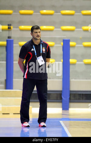 Lignano, Italie. 18 juillet, 2015. L'entraîneur-chef de la Serbie au cours de la Basket-ball Vladimir Djokic match demi-finale entre la Serbie et la Turquie de l'U20 European Championship Men 2015 Pala Getur sports hall of Lignano le samedi 18 juillet 2015. Credit : Andrea Spinelli/Alamy Live News Banque D'Images