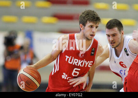 Lignano, Italie. 18 juillet, 2015. La Turquie au cours de l'Ozdemiroglu Doğuş basket-ball match demi-finale entre la Serbie et la Turquie de l'U20 European Championship Men 2015 Pala Getur sports hall of Lignano le samedi 18 juillet 2015. Credit : Andrea Spinelli/Alamy Live News Banque D'Images