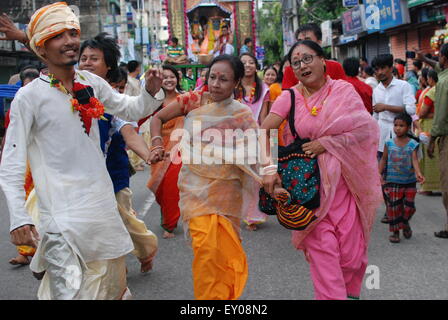 Sylhet, Bangladesh. 18 juillet, 2015. Le Rath Yatra annuel Jagannath est un célèbre festival hindou attirant des milliers de personnes. Le Rath Yatra à Sylhet est l'un des événements les plus importants pour la communauté hindoue du Bangladesh. © Md. Akhlas Uddin/Pacific Press/Alamy Live News Banque D'Images