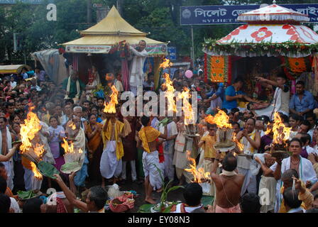 Sylhet, Bangladesh. 18 juillet, 2015. Le Rath Yatra annuel Jagannath est un célèbre festival hindou attirant des milliers de personnes. Le Rath Yatra à Sylhet est l'un des événements les plus importants pour la communauté hindoue du Bangladesh. © Md. Akhlas Uddin/Pacific Press/Alamy Live News Banque D'Images