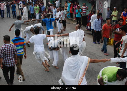 Sylhet, Bangladesh. 18 juillet, 2015. Le Rath Yatra annuel Jagannath est un célèbre festival hindou attirant des milliers de personnes. Le Rath Yatra à Sylhet est l'un des événements les plus importants pour la communauté hindoue du Bangladesh. © Md. Akhlas Uddin/Pacific Press/Alamy Live News Banque D'Images