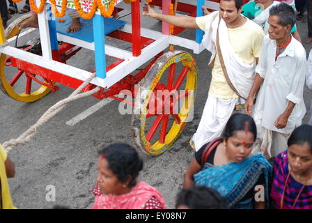 Sylhet, Bangladesh. 18 juillet, 2015. Le Rath Yatra annuel Jagannath est un célèbre festival hindou attirant des milliers de personnes. Le Rath Yatra à Sylhet est l'un des événements les plus importants pour la communauté hindoue du Bangladesh. © Md. Akhlas Uddin/Pacific Press/Alamy Live News Banque D'Images