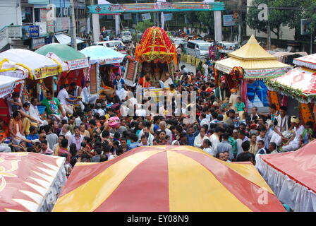 Sylhet, Bangladesh. 18 juillet, 2015. Le Rath Yatra annuel Jagannath est un célèbre festival hindou attirant des milliers de personnes. Le Rath Yatra à Sylhet est l'un des événements les plus importants pour la communauté hindoue du Bangladesh. © Md. Akhlas Uddin/Pacific Press/Alamy Live News Banque D'Images