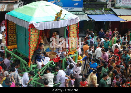 Sylhet, Bangladesh. 18 juillet, 2015. Le Rath Yatra annuel Jagannath est un célèbre festival hindou attirant des milliers de personnes. Le Rath Yatra à Sylhet est l'un des événements les plus importants pour la communauté hindoue du Bangladesh. © Md. Akhlas Uddin/Pacific Press/Alamy Live News Banque D'Images