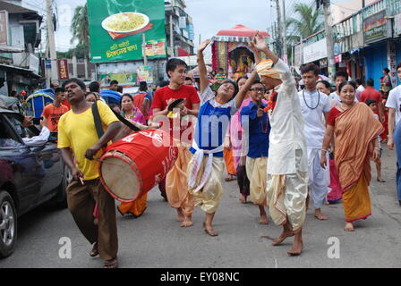 Sylhet, Bangladesh. 18 juillet, 2015. Le Rath Yatra annuel Jagannath est un célèbre festival hindou attirant des milliers de personnes. Le Rath Yatra à Sylhet est l'un des événements les plus importants pour la communauté hindoue du Bangladesh. © Md. Akhlas Uddin/Pacific Press/Alamy Live News Banque D'Images