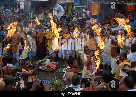 Sylhet, Bangladesh. 18 juillet, 2015. Le Rath Yatra annuel Jagannath est un célèbre festival hindou attirant des milliers de personnes. Le Rath Yatra à Sylhet est l'un des événements les plus importants pour la communauté hindoue du Bangladesh. © Md. Akhlas Uddin/Pacific Press/Alamy Live News Banque D'Images