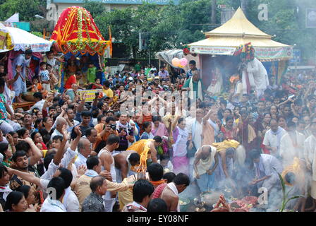 Sylhet, Bangladesh. 18 juillet, 2015. Le Rath Yatra annuel Jagannath est un célèbre festival hindou attirant des milliers de personnes. Le Rath Yatra à Sylhet est l'un des événements les plus importants pour la communauté hindoue du Bangladesh. © Md. Akhlas Uddin/Pacific Press/Alamy Live News Banque D'Images