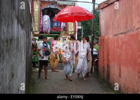 Sylhet, Bangladesh. 18 juillet, 2015. Le Rath Yatra annuel Jagannath est un célèbre festival hindou attirant des milliers de personnes. Le Rath Yatra à Sylhet est l'un des événements les plus importants pour la communauté hindoue du Bangladesh. © Md. Akhlas Uddin/Pacific Press/Alamy Live News Banque D'Images