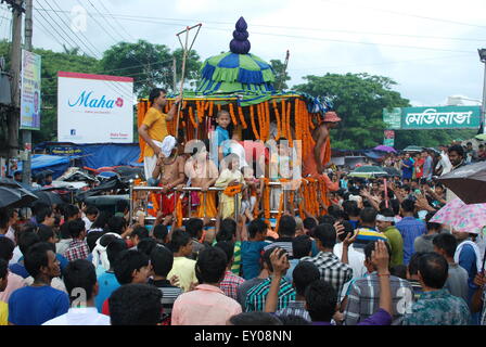 Sylhet, Bangladesh. 18 juillet, 2015. Le Rath Yatra annuel Jagannath est un célèbre festival hindou attirant des milliers de personnes. Le Rath Yatra à Sylhet est l'un des événements les plus importants pour la communauté hindoue du Bangladesh. © Md. Akhlas Uddin/Pacific Press/Alamy Live News Banque D'Images