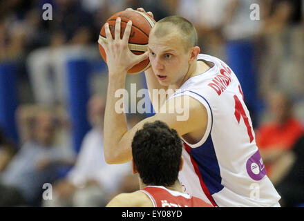 Lignano, Italie. 18 juillet, 2015. La Serbie Dejan Davidovac durant la demi-finale de basket-ball match entre la Serbie et la Turquie de l'U20 European Championship Men 2015 Pala Getur sports hall of Lignano le samedi 18 juillet 2015. Banque D'Images