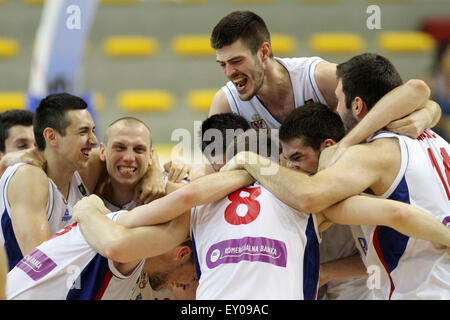 Lignano, Italie. 18 juillet, 2015. Les joueurs Serbie célèbrent leur victoire sur la Turquie au cours de la demi-finale de basket-ball match entre la Serbie et la Turquie de l'U20 European Championship Men 2015 Pala Getur sports hall of Lignano le samedi 18 juillet 2015. Banque D'Images