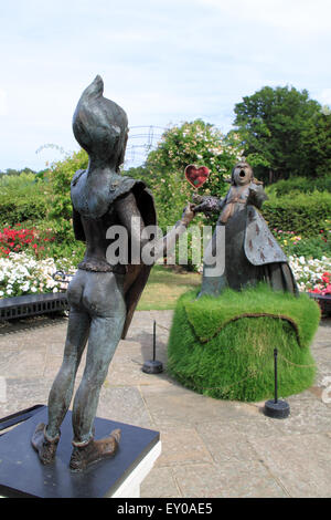 Knave et sculptures de la Reine Rouge, Royal Horticultural Society Adventures in Wonderland, RHS Garden Wisley, Woking, Surrey, UK. 22 juillet au 31 août 2015. Événement soulignant le 150e anniversaire de l'ouvrage de Lewis Carroll, Alice's Adventures in Wonderland. Mad Hatter's Tea Party, pique-nique jardin sculpture trail, flamingo croquet, activités créatives pour les enfants, marionnettes et musique en direct. Jardin RHS Wisley, Woking, Surrey, Angleterre, Grande-Bretagne, Royaume-Uni, UK, Europe. Crédit : Ian bouteille/Alamy Live News Banque D'Images